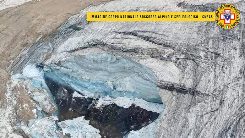 Uma poro enorme se rompeu da glaciar da Marmolada, nos Alpes Iatlianos, deixando um saldo de onze mortos. Crdito: Divulgao pelo twitter @cnsas official