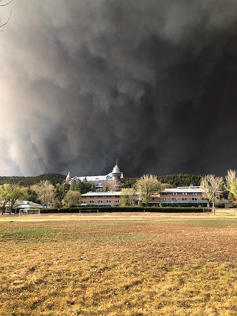 Grande rea de fumaa do incndio de Calf Canyon ameaa o campus da UWC-EUA e alunos precisaram ser evacuados. Crdito: Imagem divulgada pelo twitter @UWCUSA 