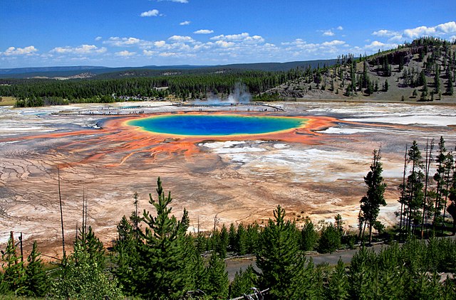 <BR>Grand Prismatic Spring, fonte de gua termal colorida, mais procurada no Parque de Yellowstone. Crdito: By Brocken Inaglory, CC BY-SA 3.0, https://commons.wikimedia.org/w/index.php?curid=6051164