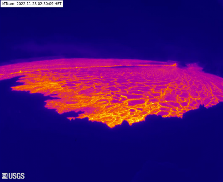 Imagem termal do dia 28 de novembro mostra os fluxos de lava contidos na rea do cume da montanha. Crdito: USGS
