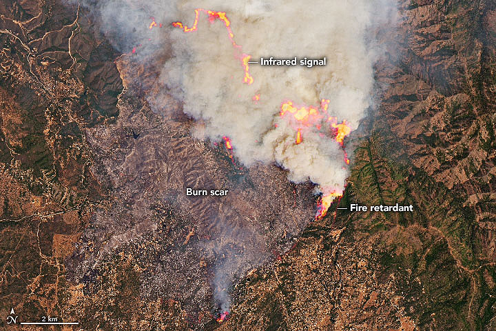 Imagem de satlite mostra as linhas de fogo e a fumaa que se espalhavam pelo Condado de Mariposa em 24 de julho. Crdito: NASA 