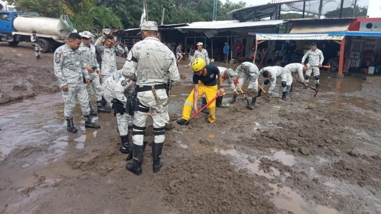 Homens da Guarda Nacional trabalham na limpeza e recuperao de reas em Nayarit. Crdito: Divulgao pelo twitter @GN MEXICO 