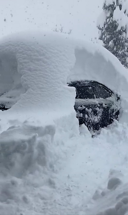 Carro atolado na neve pesada que atingiu o Japo nesta Natal. Crdito: Imagem divulgada pelo twitter @YvesVitGent