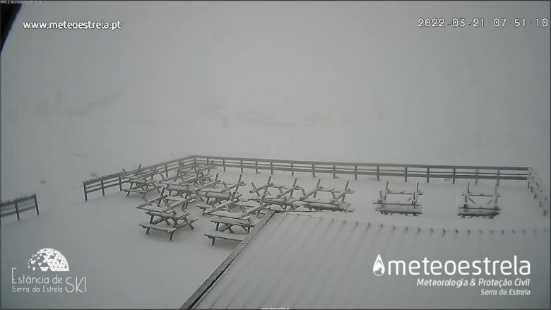 A neve cobriu a Serra da Estrela na segunda-feira, dia 21 e a previso acumenta a chance de nevar de novo no meio da semana. Crdito: Divulgao twitter @meteoestrela 