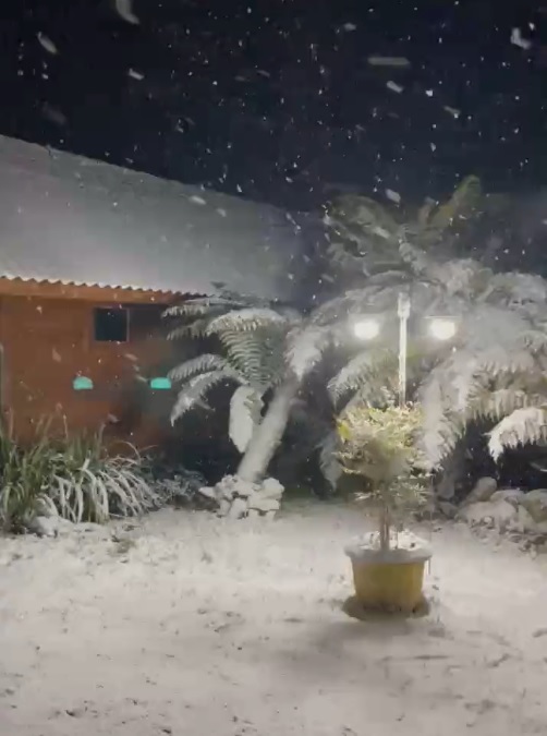 Neve registrada por morador de Urubici (SC) na noite do dia 17 de maio. Crdito: Imagem divulgada pelo twitter @jardeljoaquim 