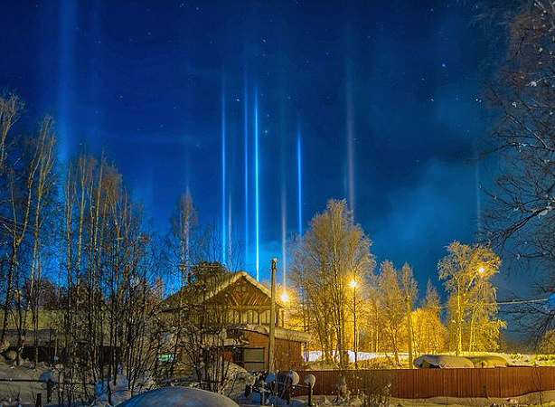 Pilares de luz, fenmeno ptico natural presente em regies muito frias, so observados em Baikalsk, Irkutsk Oblast, no sul da Rssia, em 4 de fevereiro de 2022. Crdito: Divulgao @schrodi/Instragam