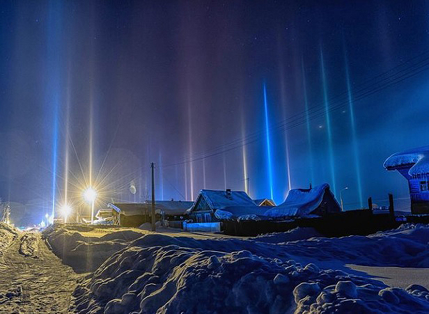 Pilares de luz surgem em Baikalsk no dia 4 de fevereiro. Crdito: Divulgao @schrodi/Instragam