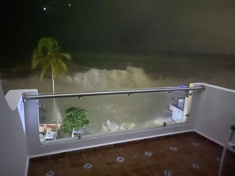 A aproximao do furaco Roslyn provocou ondas altas em Puerto Vallarta este domingo, dia 23. Crdito: reproduo redes sociais