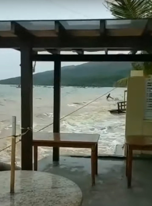 Mar avanou sobre a orla de Bombinhas, em Santa Catarina, nesta sexta-feira, dia 1 e provocou estragos. Crdito: reproduo redes sociais