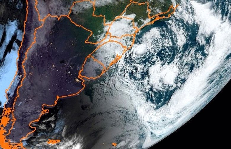 Imagem de satlite mostra a tempestade subtropical Yakecan sobre o mar, ao largo do leste de Santa Catarina s 11:30 UTC desta quarta-feira. Crdito: GOES-16/NOAA/Apolo11 