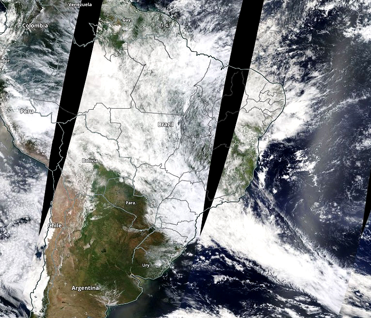 A imagem de satlite do dia 29 de janeiro mostra um corredor de umidade formado entre o Sudeste e o Norte do Brasil. A Zona de Convergncia do Atlntico Sul (ZCAS) est provocando muita chuva sobre o estado de So Paulo. Crdito: Worldview/NASA 