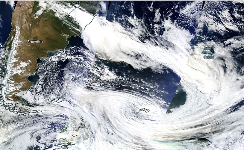Imagem de satlite do dia 28 mostra a extensa rea de atuao do forte ciclone bomba sobre o Atlntico Sul. Crdito: Worldview/NASA 