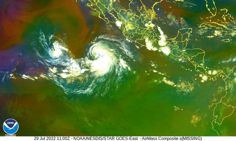 Imagem de satlite mostra a atuao simultnea das tormentas Georgette,  esquerda, e Frank,  direita sobre o Pacfico leste dia 29. Crdito: GOES-East/NOAA