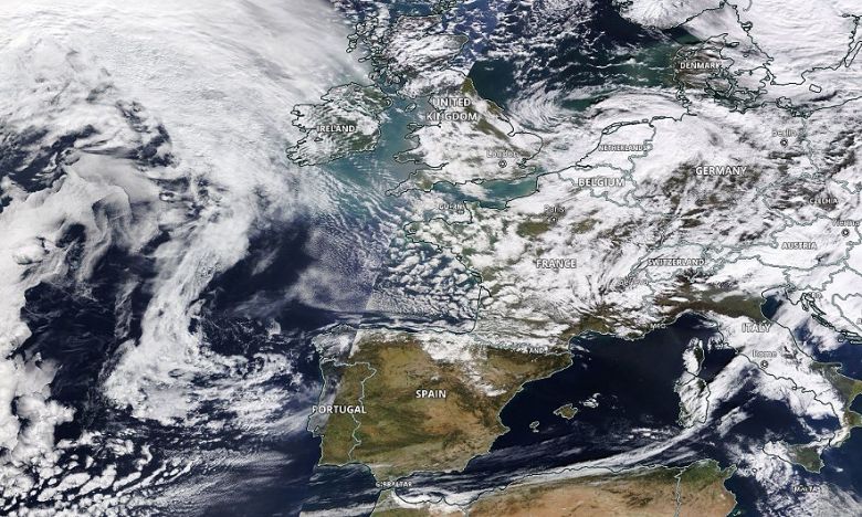 Imagem de satlite do dia 21 mostra a grande faixa de nuvens datempestade Franklin chegando ao norte do Reino Unido. Crdito: Worldview/NASA