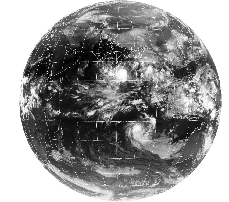 Imagem de satlite mostra os ciclones gmeos, Asani e Karim, atuando ao mesmo tempo sobre o ndico. Asani, est sobre o hemisfrio norte, seguindo para a ndia e Karim est sobre o hemisfrio sul, em mar aberto. Crdito: Departamento Meteorolgico da ndia (IMD)