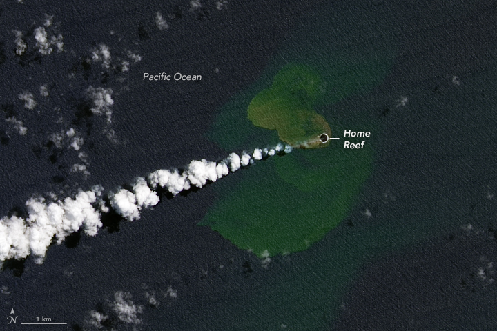 Imagem de satlite mostra pluma de fumaa saindo do Home Reef em atividade no dia 14 de setembro. Crdito: NASA