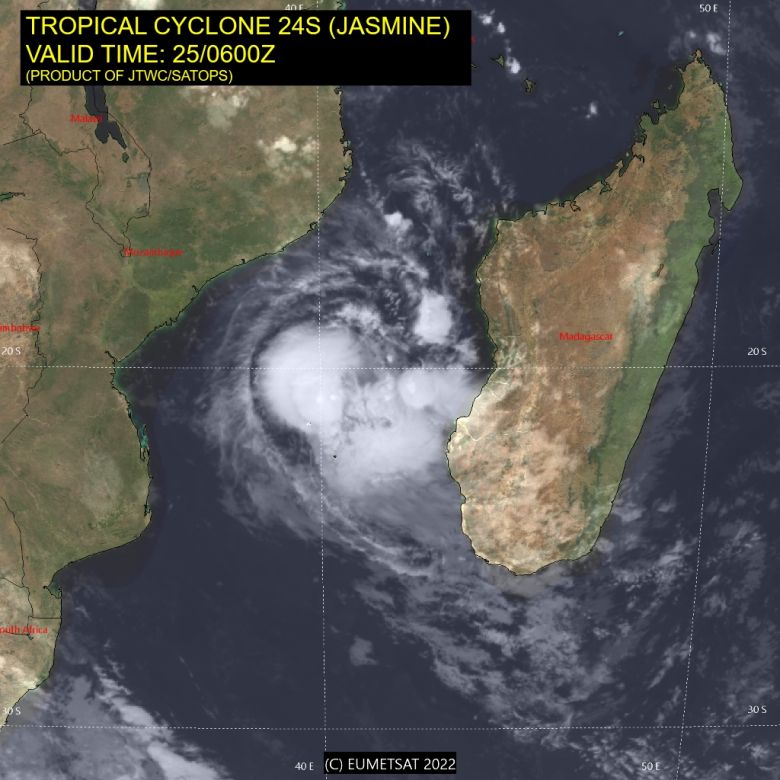 Imagem de satlite mostra o ciclone tropical Jasmine entre a frica continental e a ilha de Madagascar dia 25 de abril. Crdito: JTWC 
