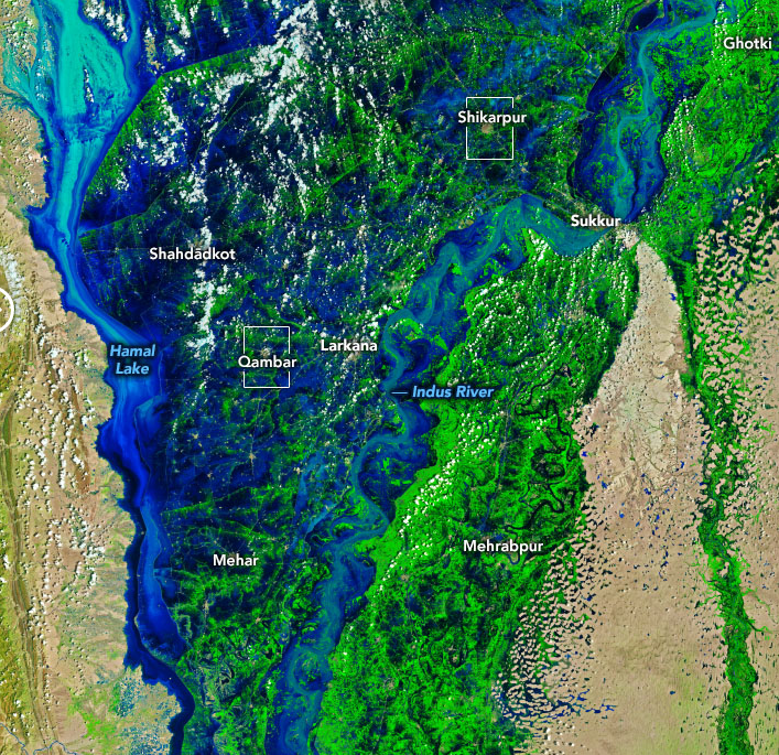 Outra imagem de satlite adquirida pela NASA em 28 de agosto, compara a extensa rea inundada nas cores azuis. Crdito: NASA