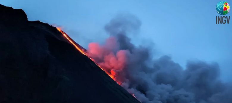 Fluxos de lava descem da rea norte da caratera do Stromboli em direo ao mar na noite do dia 9. Crdito: INGV