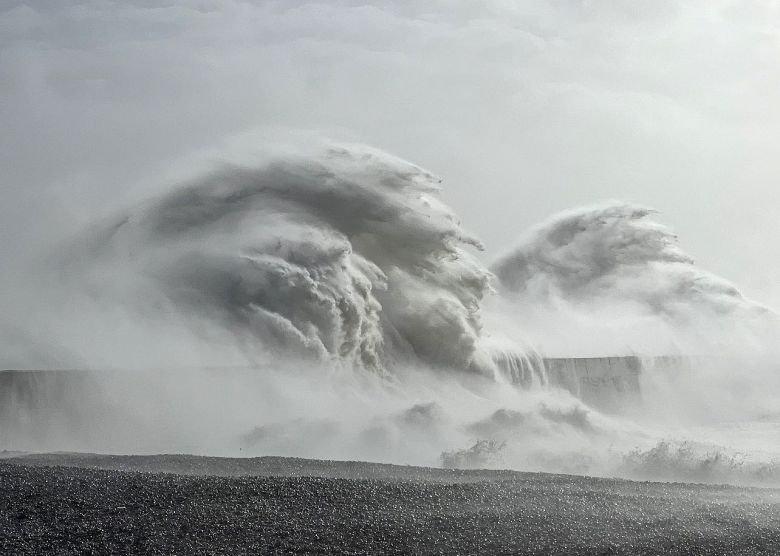 Grandes ondas so flagradas na regio de Maidstone, sul da Inglaterra, com passagem da tempestade Eunice no dia 18. Crdito: Foto divulga pelo twitter @StormChaserLiam