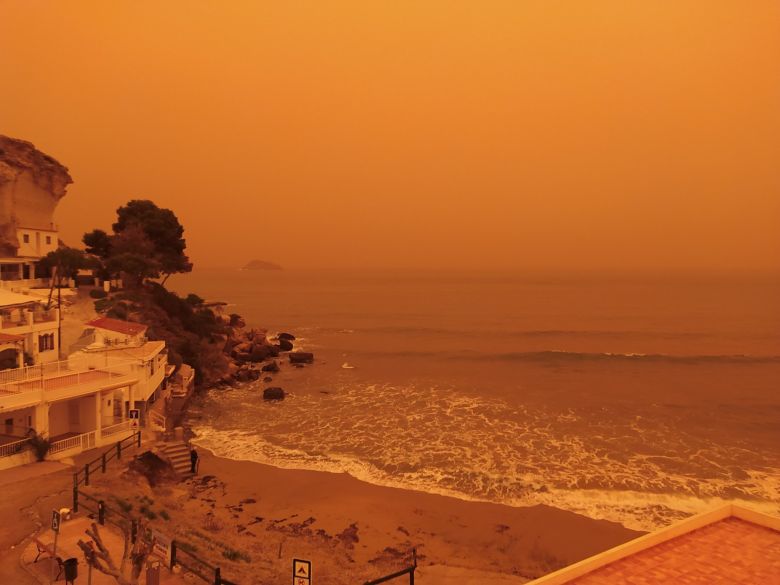 Tempestade de poeira vinda do Deserto do Saara mudou completamente a paisagem na praia de San Juan de Los Terreros, em Almera, no sul da Espanha no dia 14. Crdito: Divulgao pelo twitter @nicolas639 