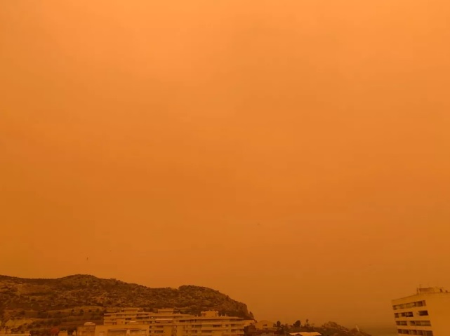 Tempestade de poeira transforma a paisagem de Aguilas. Crdito: Divulgao Agncia Estatal de Meteorologia de Mrcia/twitter @AEMET Murcia