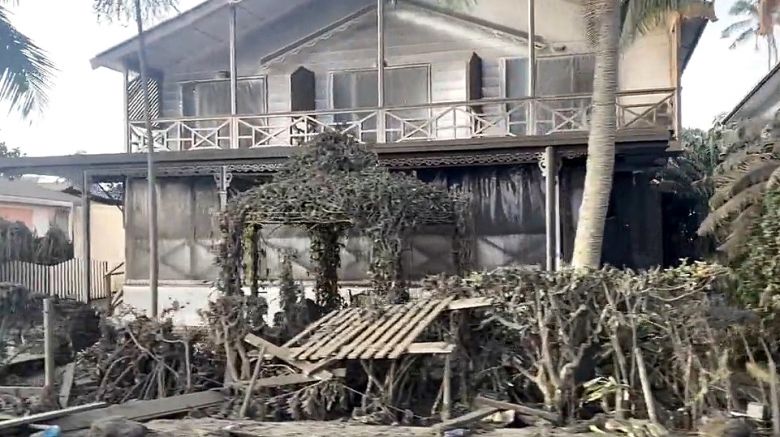 Casa destruda em Tonga. Camadas de cinzas cobrem vrias reas do arquiplago. Crdito: Imagem divulgada pelo twitter de morador da regio @sakakimoana