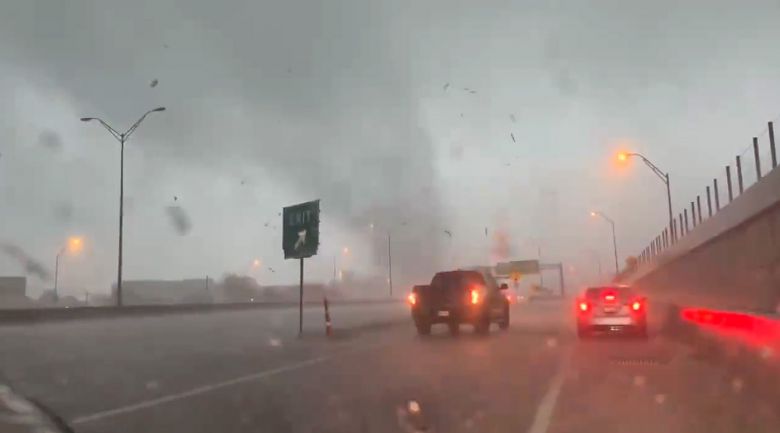 Mltiplos tornados atingiram o Texas no dia 13 de dezembro durante um surto de tempestades. Crdito: Imagem divulgada pelo twitter @QuakeChaser35 foto Kyle Williamson 