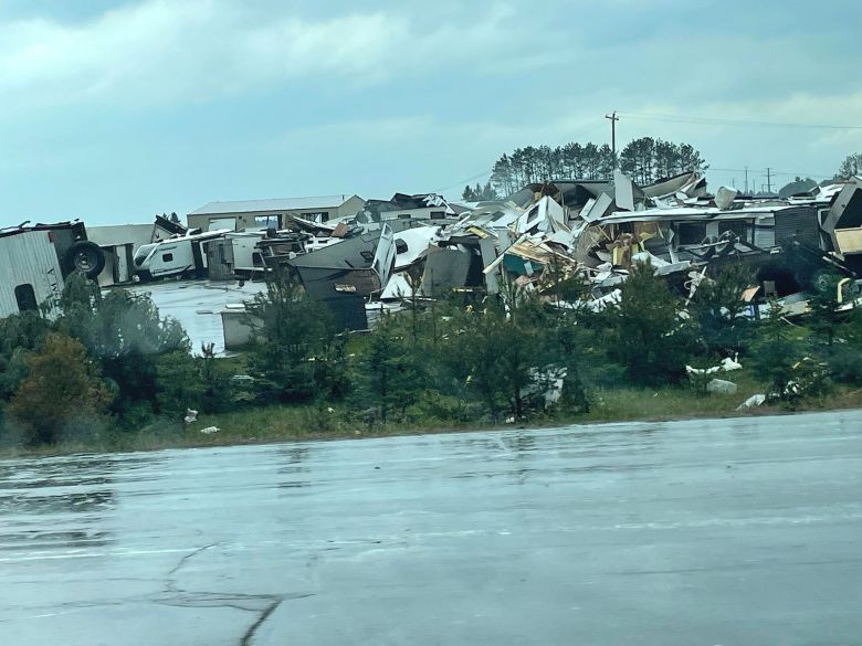 Destruio provocada pelo tornado EF-3 na pequena cidade de Gaylord, no extremo norte de Michigan no dia 20. Crdito: Divulgao pelo twitter @AhamadBajjeyWX/Angela Russ