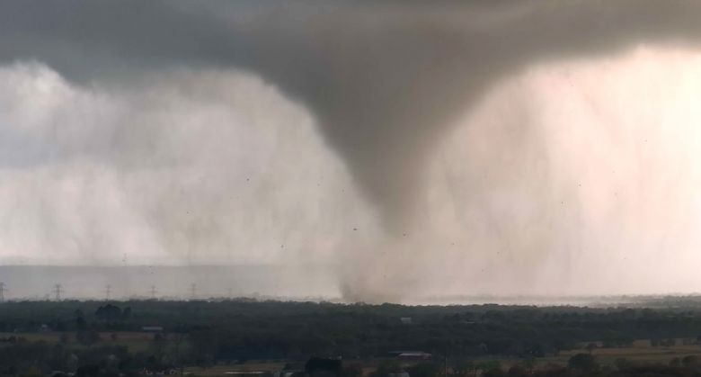 Imagem de um dos tornados em formao, que atingiu o Texas, no dia 21 de maro. Crdito: Reproduo twitter/@brianemfinger