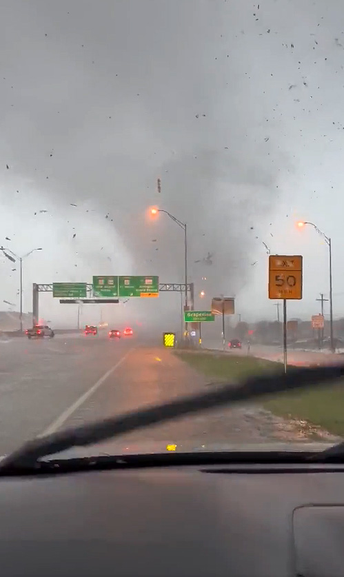Tornado registrado em rodovia do norte do Texas na manh do dia 13. Crdito: Divulgao redes sociais