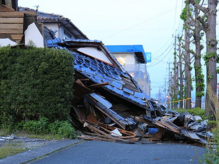 Danos em Fukushima causados pelo poderoso terremoto de magnitude 7.3 que atingiu a regio na quarta-feira, dia 16. Crdito: Divulgao pelo twitter @TVTSMedia