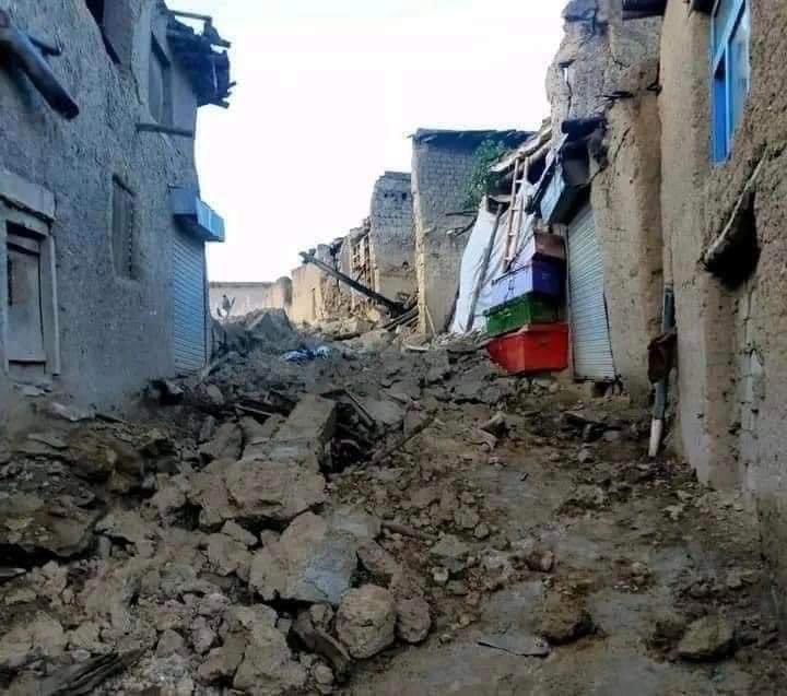 Escombros esto por todos os lados nas provncias de Paktika e Khost, fortemente atingidas pelo tremor do dia 21 de junho. Crdito: Imagem divulgada pelo twitter Mohammad Natiq/@matiqmalikzada 