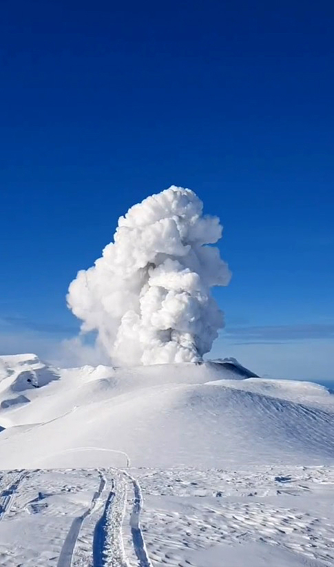 Vulco Ebeko em erupo nas Ilhas Curilas, na Rssia, no dia 6 de fevereiro. Crdito: Reproduo vdeo de Elena Kotenko/Instagram @elena from kurils