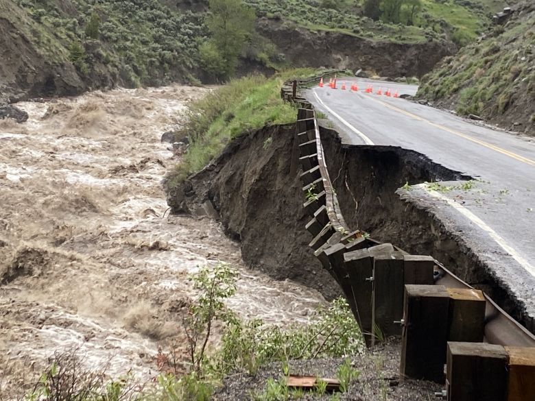 A parte norte de Yellowstone deve permanecer fechada por um grande perodo devido  infraestrutura seriamente danificada pelas chuvas. Crdito: Divulgao pgina oficial no twitter @YellowstoneNPS