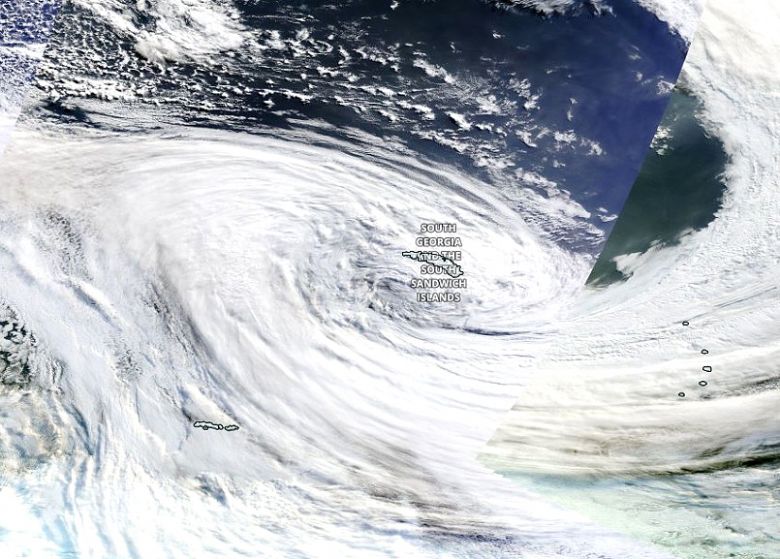 Ilhas Gergia do Sul e Sandwich so engolidas pelo ciclone bomba que provoca ventos de at 200 km/h na regio. O ciclone est afastado a quilmetros da costa da Amrica do Sul. Crdito: Worldview/NASA