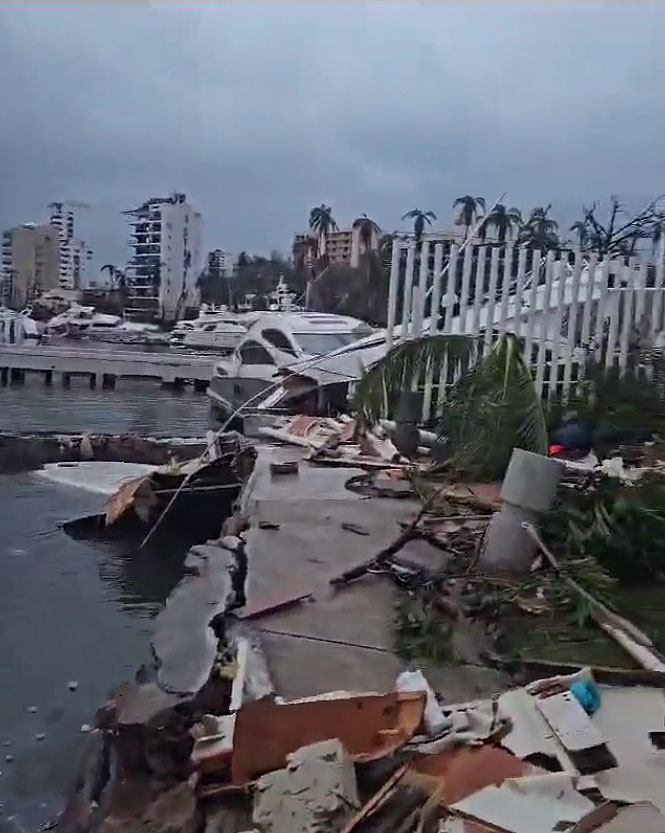 Imagens da destruio na orla de Acapulco, aps a passagem do furaco Otis. Crdito: reproduo redes sociais. 