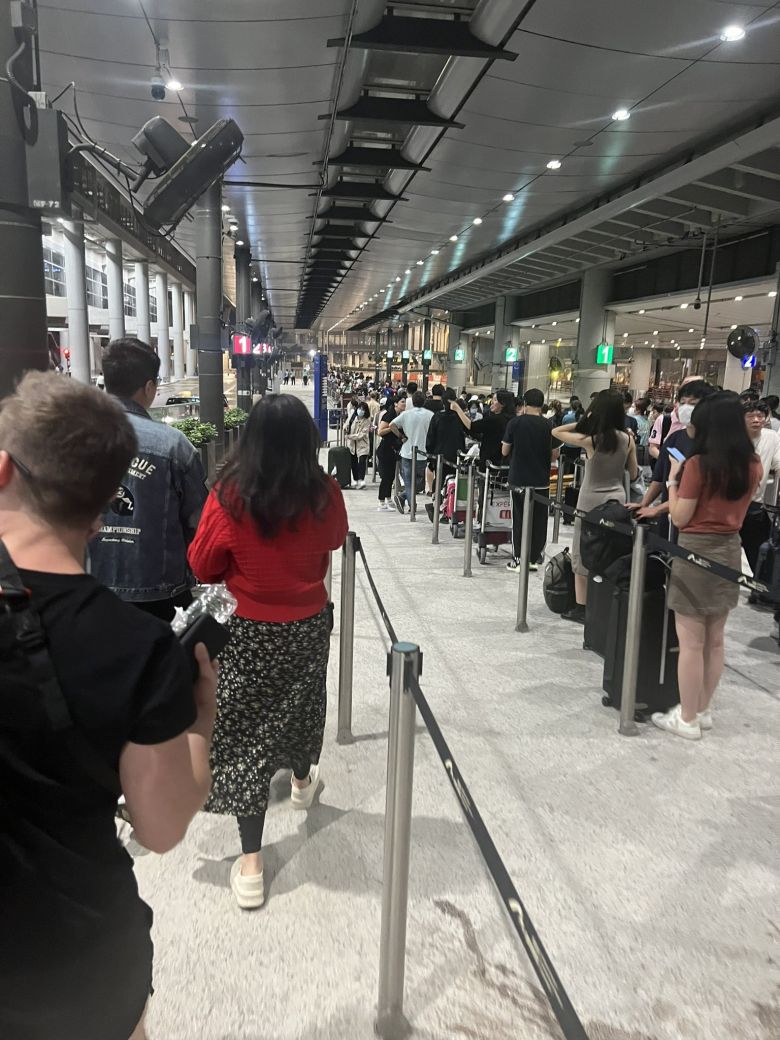 Aeroporto de Hong Kong formou filas enormes neste domingo, 8 de outubro. Crdito: Divulgao via twitter @krp5975