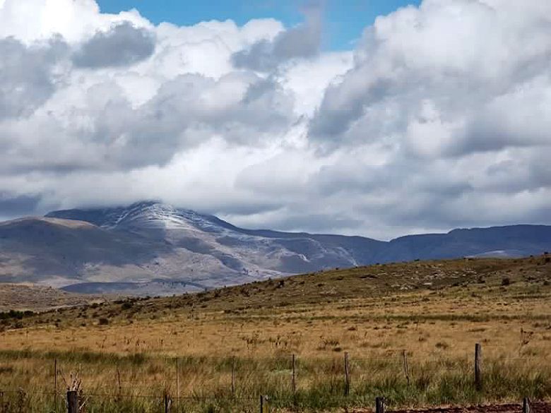 Cerro Trs Picos esbranquiado no dia 17 de fevereiro de 2023. Crdito: Divulgao pelo twitter @SMN Argentina   