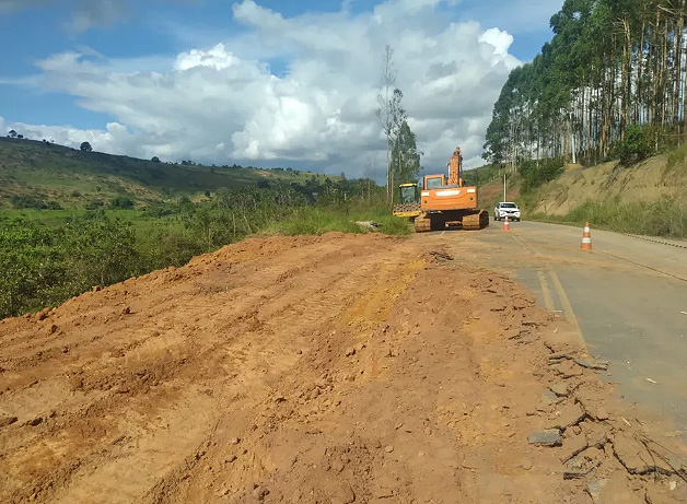 Diversas estradas tiveram deslizamentos e problemas com a chuva forte de abril na Bahia. Crdito: Governo da Bahia 