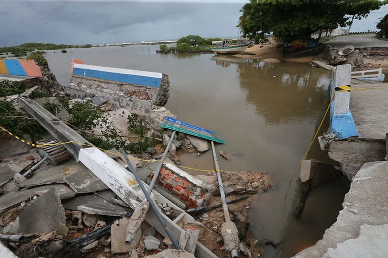 Chuvas intensas desencadearam inmeros estragos no sul da Bahia desde o dia 21. Crdito: Governo da Bahia
