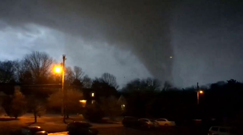 Tornado em Clarksville foi flagrado no sbado. Crdito: Divulgao via X (twitter) @sujitnewslive