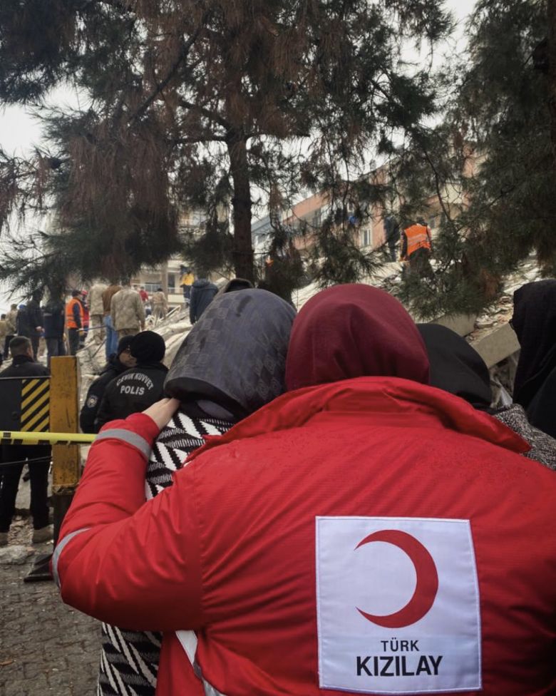 Mais de 140 voluntrios da Cruz Vermelha trabalham no apoio e na ajuda humanitria s vtimas dos terremotos na Turquia. Crdito: Divulgao pelo twitter @IFRC Europe