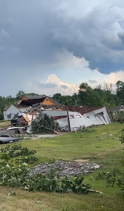 Destruio em Greenwood, em Indiana, aps a passagem de um tornado no domingo. Crdito: reproduo redes sociais 