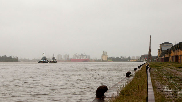 Margens do Guaba em 27 de setembro. Nvel est muito prximo da cota de inundao no centro de Porto Alegre. Crdito: Divulgao Centro Integrado de Comando da Cidade de Porto Alegre (CEICPOA)  