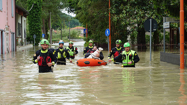 Equipes de resgate retiram moradores de reas inundadas em Emilia-Romagna, depois que tempestades atpicas atingiram a regio nos ltimos dois dias. Crdito: Departamento de Proteo Civil e Regional Emilia-Romagna   
