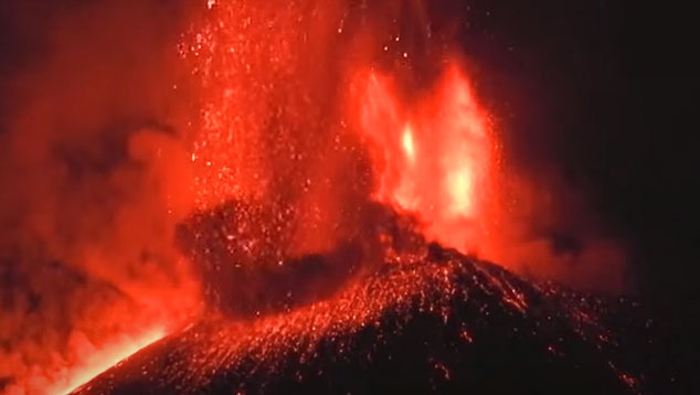 Vulco Etna voltou a entrar em erupo lanando fonte de lava e cinzas no dia 13. Crdito: reproduo webcam INGV 