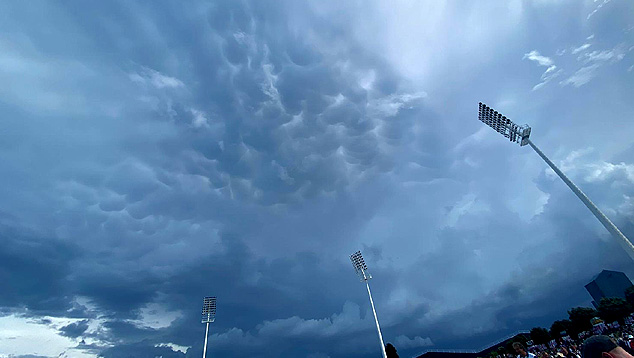 Tempestade se formando sobre Tauranga, no norte da Nova Zelndia, dia 16. Crdito: Foto Allister Duffy/ twiiter @MetService  