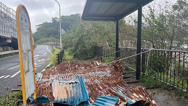 Ventos destruidores atingiram a ilha de Okinawa, ao sul do Japo, com a chegada do tufo Khanun. Crdito: divulgao via twitter @theokinawatimes 