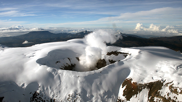Imagem do vulco Nevado del Ruiz, na Colmbia. Aumento recente da atividade ssmica  o maior desde a tragdia de Armero em 1985. Crdito: Divulgao SGC 